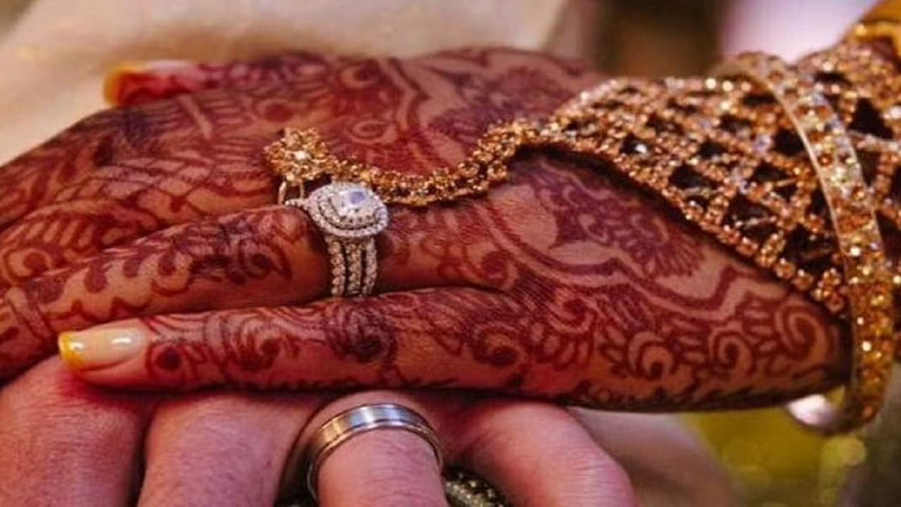 Aligarh: अलीगढ़ में दो बहनों की शादी में दूल्हे संग बारातियों पर फेंके गए अंडे, 4 के खिलाफ मुकदमा दर्ज