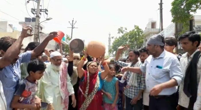Agra News: 3 महीने से पानी की किल्लत के बाद फूटा लोगों का गुस्सा, जाम किया रोड, महिलाओं ने फोड़े मटके