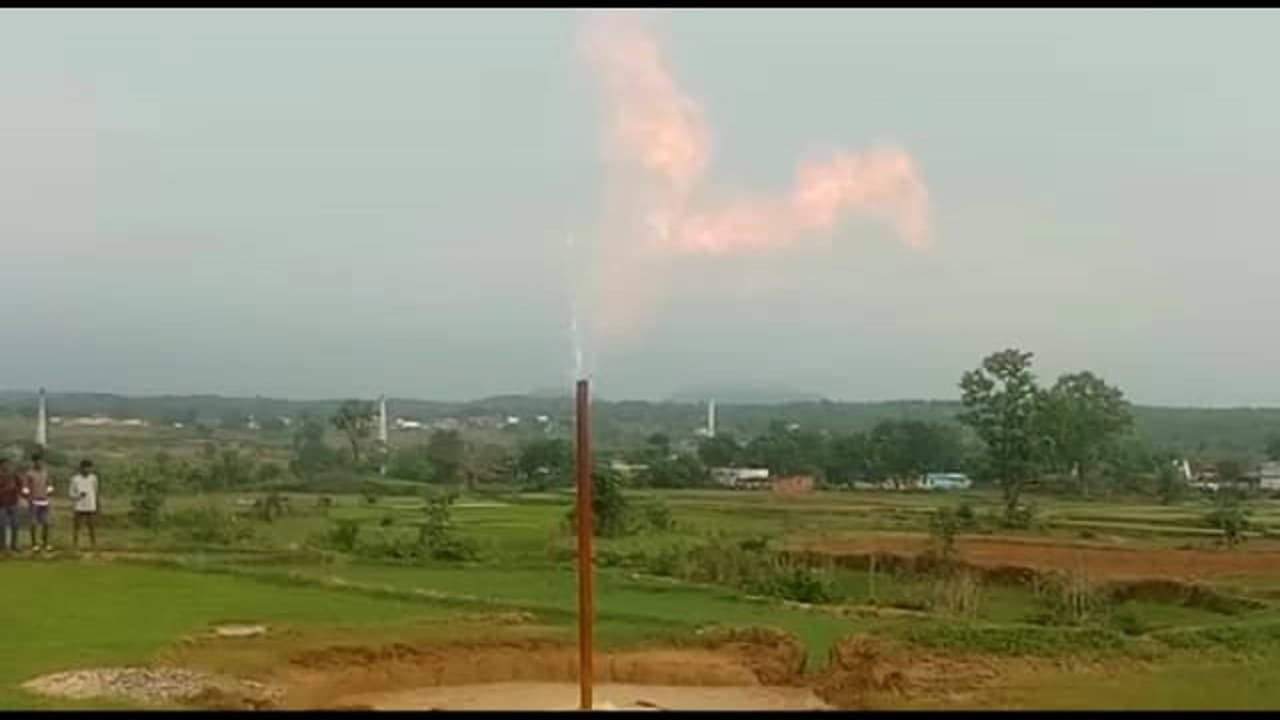 Jharkhand News : झारखंड में बारिश के दौरान वज्रपात से Methane Gas में लगी आग, लपटें देख लोग अचंभित
