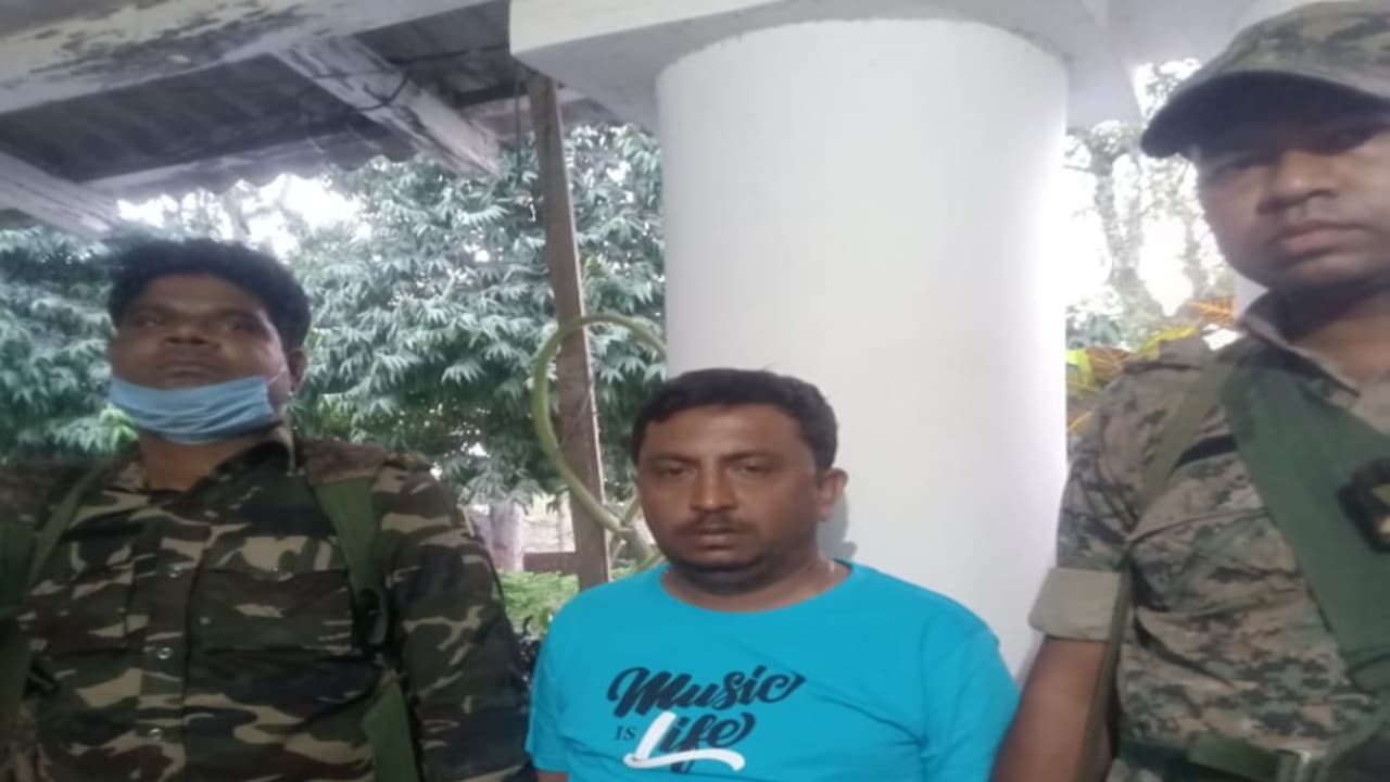 Jharkhand News : घूस लेते मनरेगा बीपीओ पलामू से गिरफ्तार, कुआं निर्माण के भुगतान में मांगी थी रिश्वत Jharkhand News : घूस लेते मनरेगा बीपीओ पलामू से गिरफ्तार, कुआं निर्माण के भुगतान में मांगी थी रिश्वत