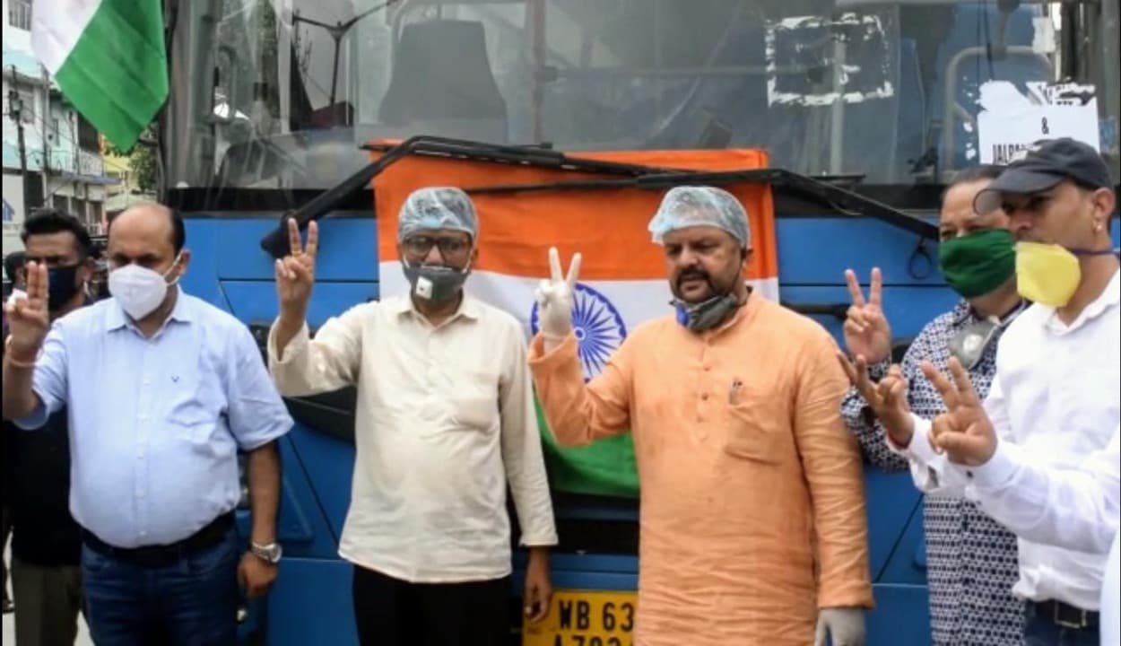 भूटान में फंसे 96 प्रवासी मजदूरों की हुई देश वापसी, शेष प्रवासियों की भी जल्द होगी वापसी भूटान में फंसे 96 प्रवासी मजदूरों की हुई देश वापसी, शेष प्रवासियों की भी जल्द होगी वापसी