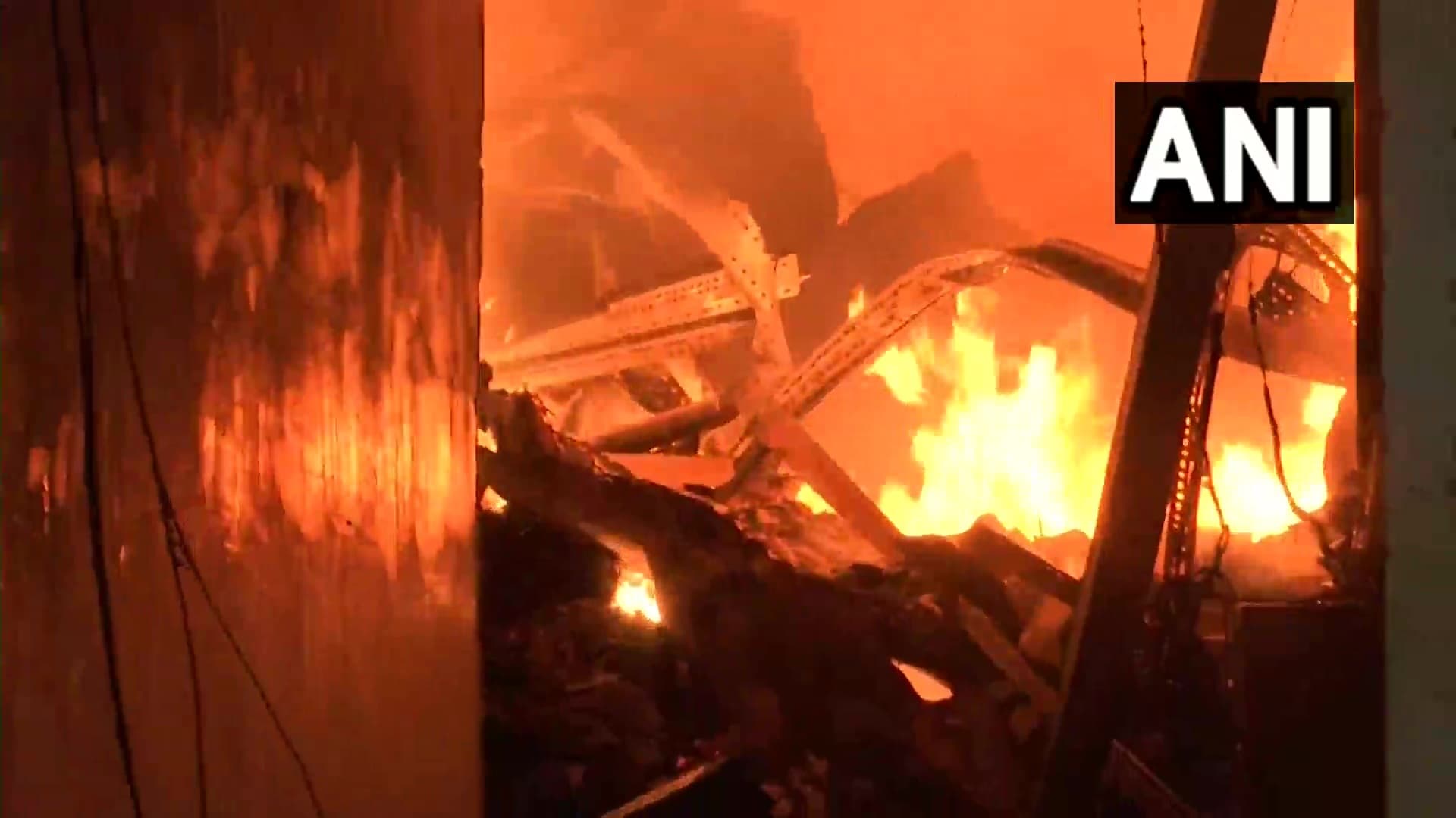 Mumbai Kamla Nagar Fire: मुंबई के कमला नगर में भीषण आग, 25 से अधिक झोपड़ियां जलकर खाक