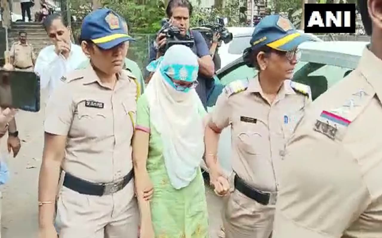 मुंबई में आलमारी से मिला महिला का क्षत-विक्षत शव, हत्या के आरोप में बेटी गिरफ्तार मुंबई में आलमारी से मिला महिला का क्षत-विक्षत शव, हत्या के आरोप में बेटी गिरफ्तार