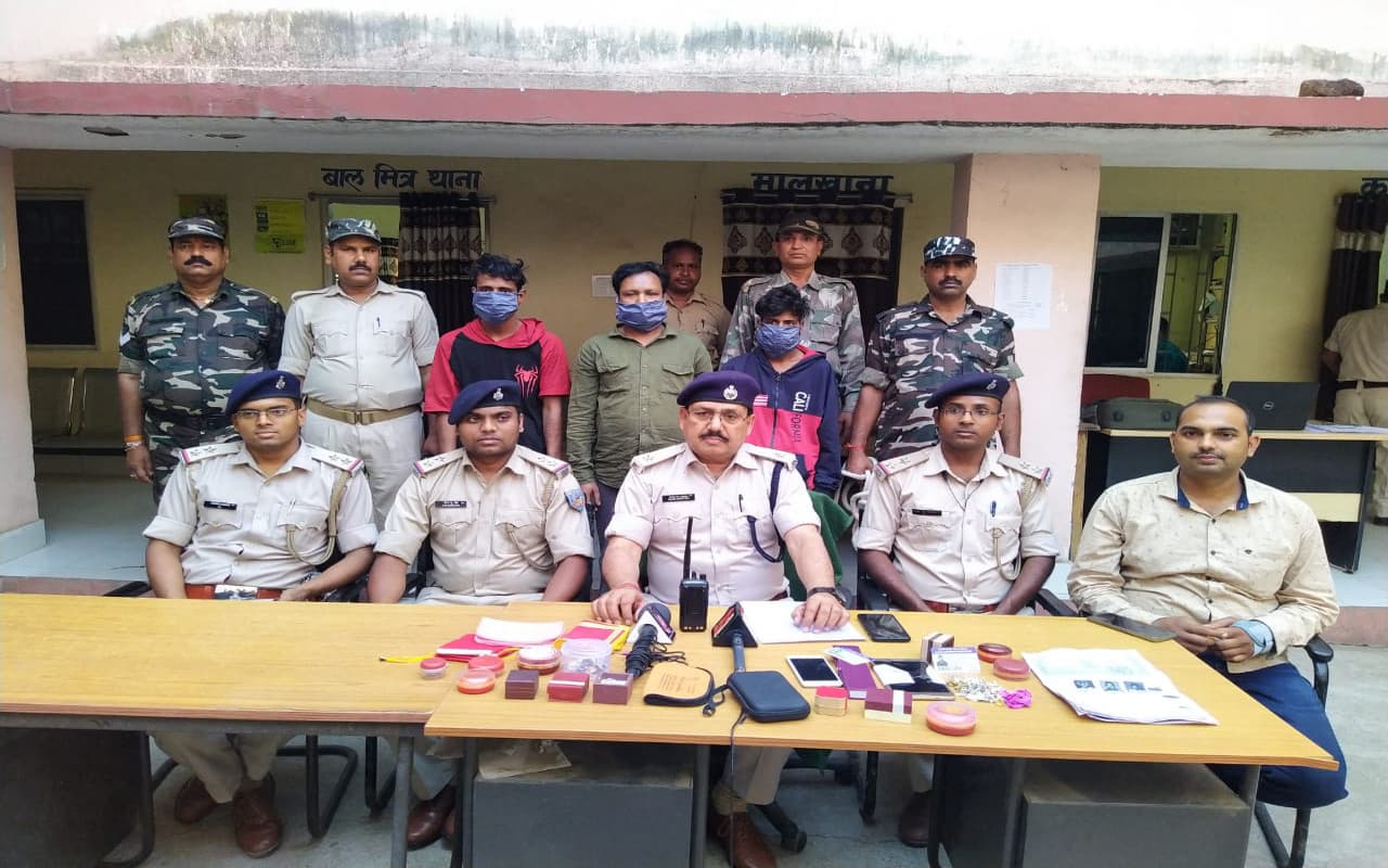 रांची में सरकारी पिस्टल चोरी करने समेत आधा दर्जन से अधिक मामलों में फरार 3 आरोपी गिरफ्तार, गहने भी बरामद
