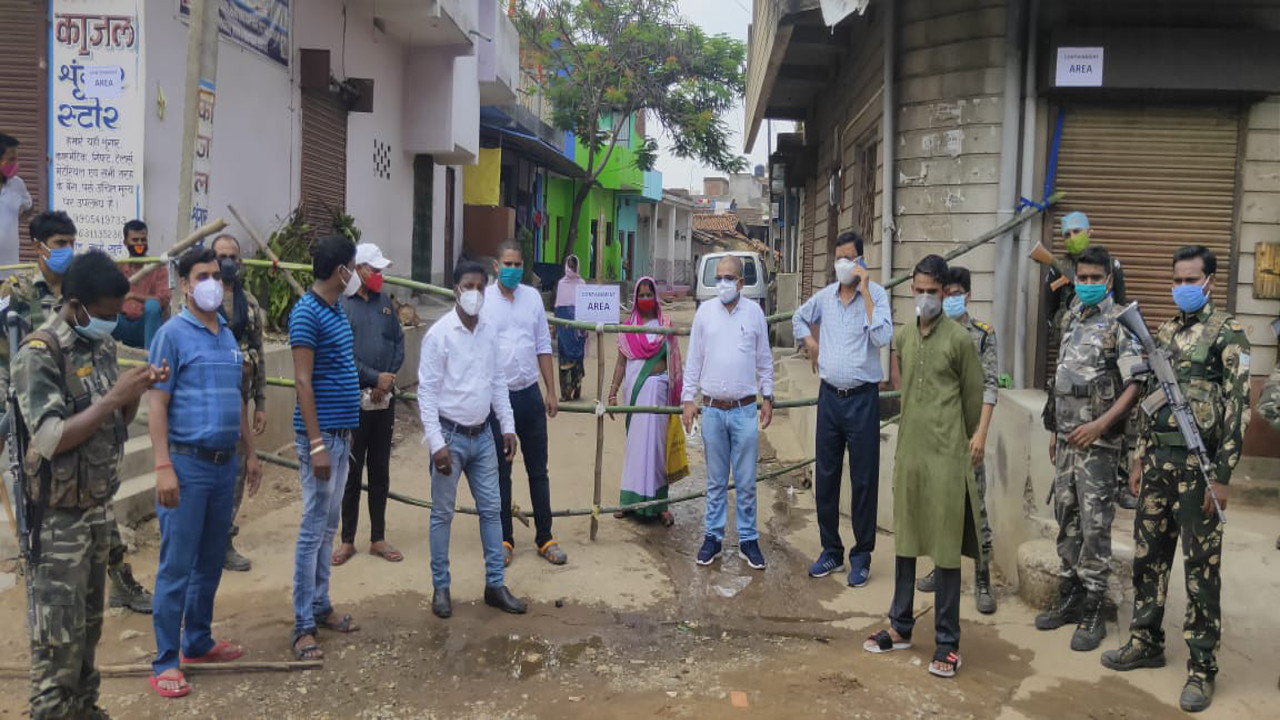 हजारीबाग के बड़कागांव में देखिए 2 तस्वीर, प्रखंड प्रशासन ने नापोकला को किया सील, तो दूसरी ओर बाजारों में लोगों की उमड़ती भीड़
