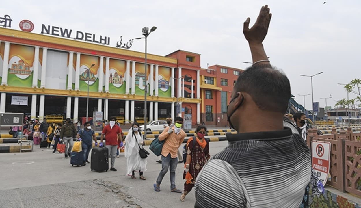 ट्रेन में बैठे अपनों को हाथ हिलाकर रवाना नहीं कर पाएंगे परिजन, दिल्ली के सभी रेलवे स्टेशनों पर प्लेटफॉर्म टिकट की बिक्री बंद