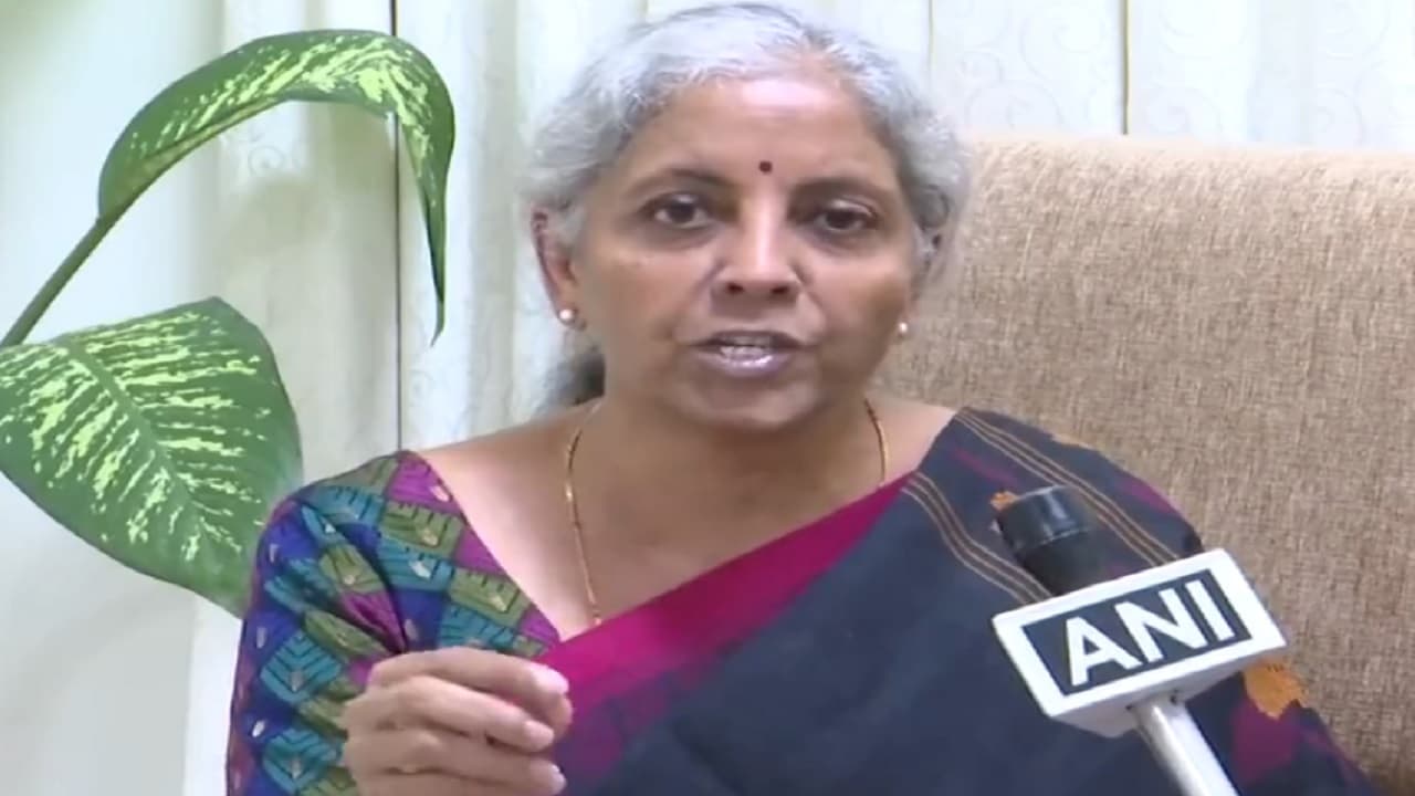भाषण के बीच में अधिकारी ने मांगा पानी, खुद बोतल लेकर हाजिर हो गईं सीतारमण, वीडियो हो रहा वायरल