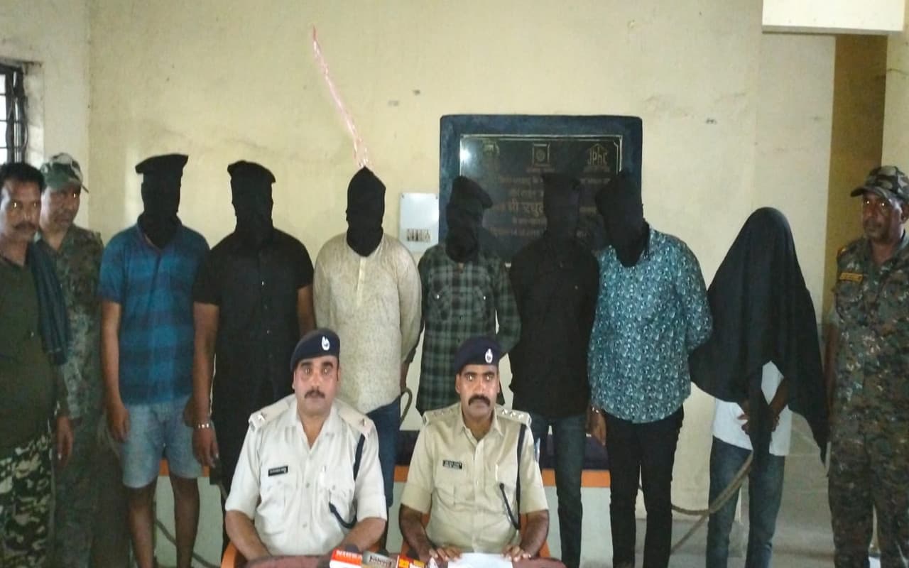 झारखंड : आईबी ऑफिसर बताकर ट्रक ड्राइवर से लूटपाट करते 7 आरोपी चढ़े पुलिस के हत्थे, कार समेत कई सामान बरामद