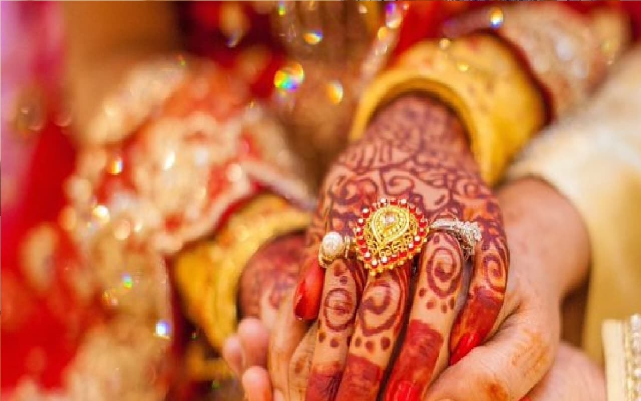 Odisha Wedding Gift: ओडिशा सरकार नवविवाहित जोड़ों ो गिफ्ट में देगी कंडोम किट, जानें क्या है योजना