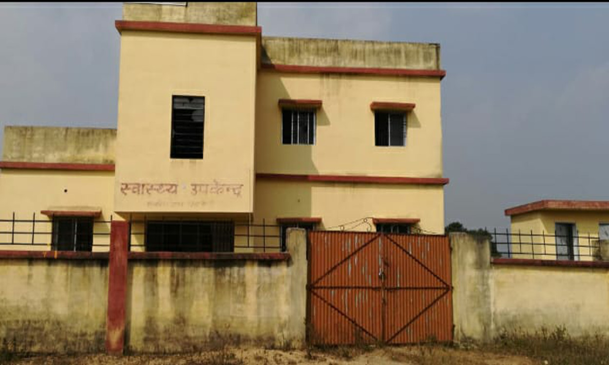 देखरेख के अभाव में बेकार हो गया करोड़ों रुपये की लागत से बना गुमला का यह अस्पताल, मरीजों के इलाज की जगह लटका है ताला