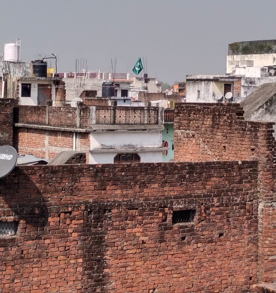 गोरखपुर: घर पर पाकिस्तानी झंडा लहराने वालों पर राष्ट्रद्रोह का केस दर्ज, भीड़ ने किया हमला, तोड़ दी खिड़की