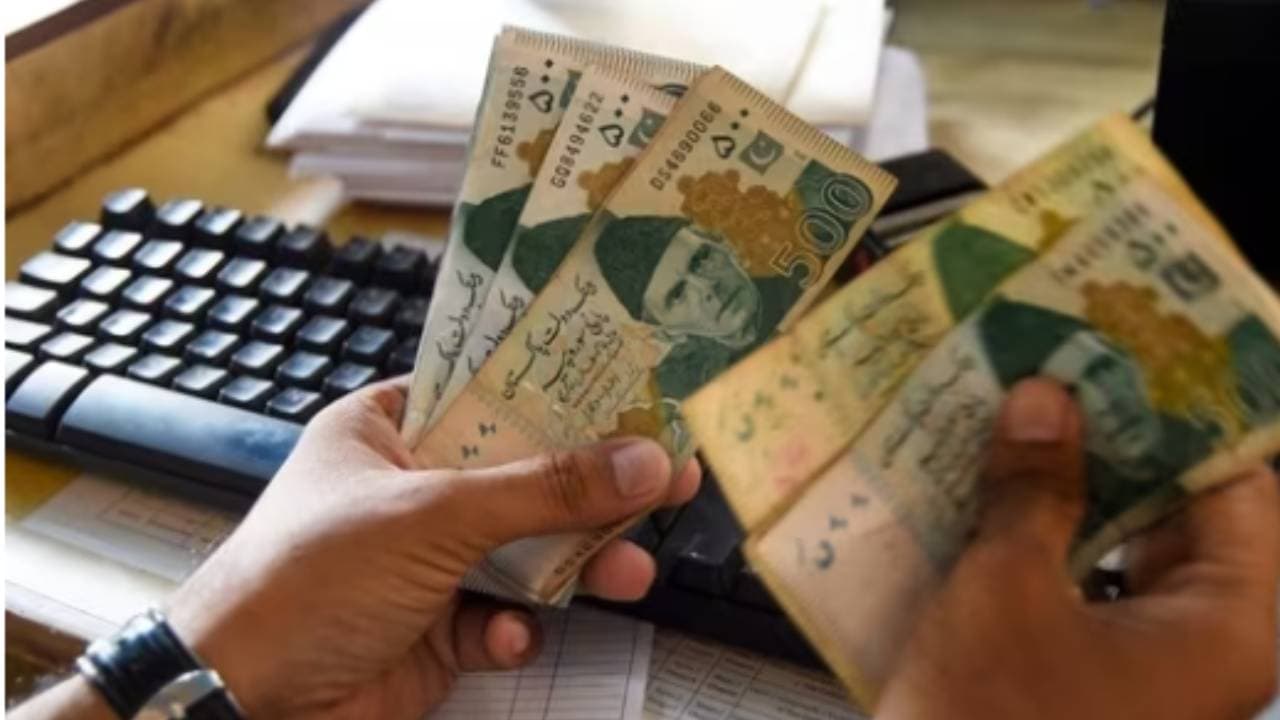 कंगाल पाकिस्तान के एटीएम में बकरीद से पहले पैसा खत्म, दर-दर भटक रहे लोग