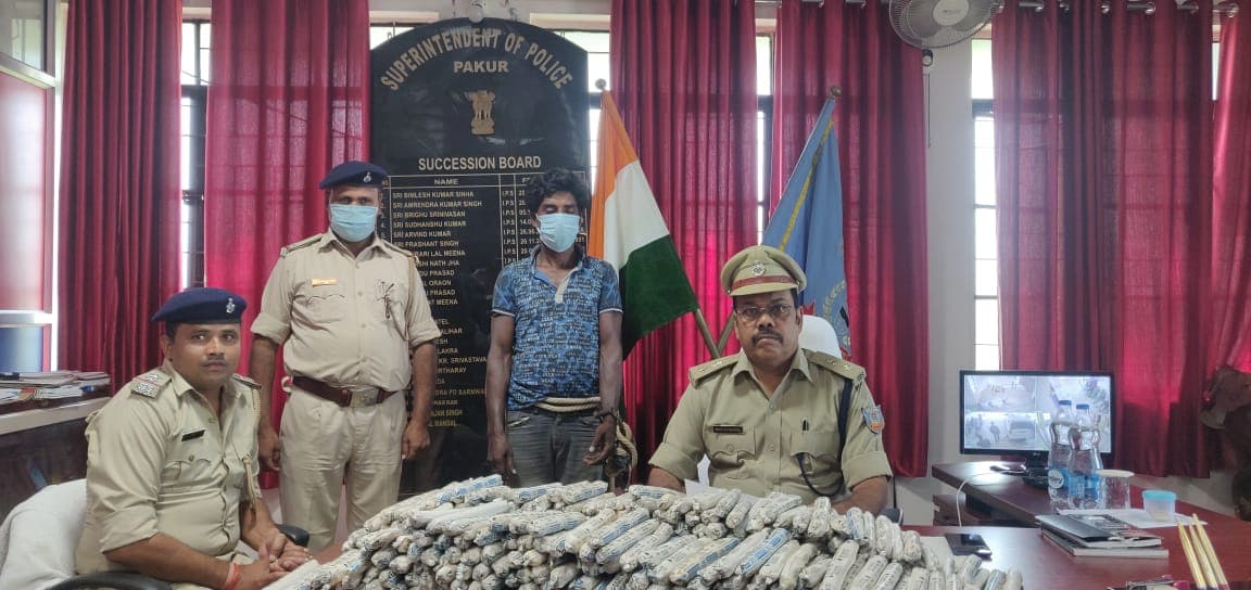 दुमका और बेरमो विधानसभा उपचुनाव से पहले पाकुड़ में विस्फोटकों का जखीरा बरामद, एक गिरफ्तार