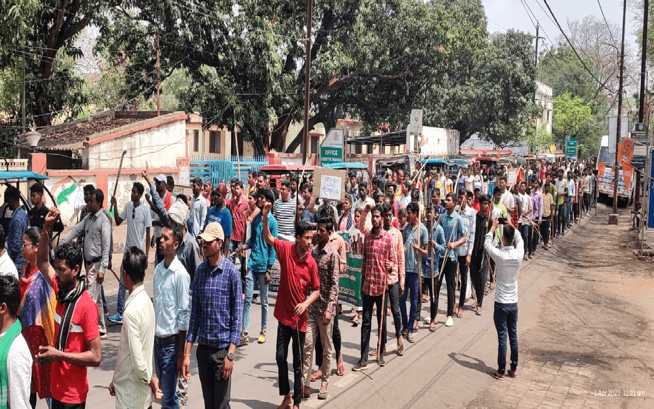 पाकुड़ में 60-40 नियोजन नीति के खिलाफ सड़क पर उतरे युवा, सरकार को दी आर्थिक नाकेबंदी की चेतावनी