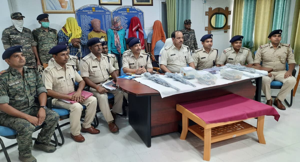 पुलिस-नक्सली मुठभेड के बाद भाग रहा TSPC का सक्रिय नक्सली किसलय कुमार गिरफ्तार, पर्चा समेत कई सामान बरामद