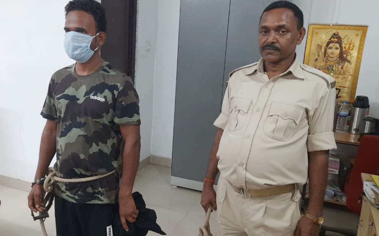 PLFI का जोनल कमांडर परमेश्वर गोप गिरफ्तार, रांची के बड़े व्यापारी की हत्या करने की थी योजना PLFI का जोनल कमांडर परमेश्वर गोप गिरफ्तार, रांची के बड़े व्यापारी की हत्या करने की थी योजना