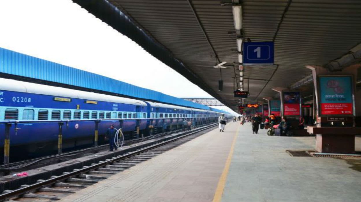 कोरोना का असर : रेलवे ने बढ़ायी प्लेटफॉर्म टिकट की कीमत, 250 स्टेशनों पर अब देने होंगे 50 रुपये