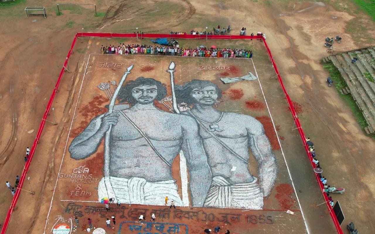 PHOTOS: हजारीबाग में सिदो-कान्हू का 12 हजार वर्गफीट में बना पोट्रेट, हावर्ड वर्ल्ड रिकॉर्ड में होगा दर्ज
