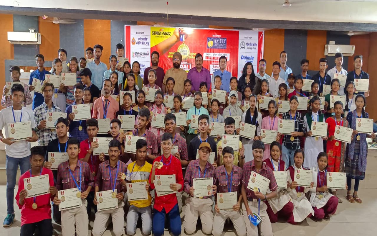 PHOTOS: खूंटी में प्रभात खबर प्रतिभा सम्मान से सम्मानित हुए होनहार, डीसी बोले- विजन तैयार करें स्टूडेंट्स