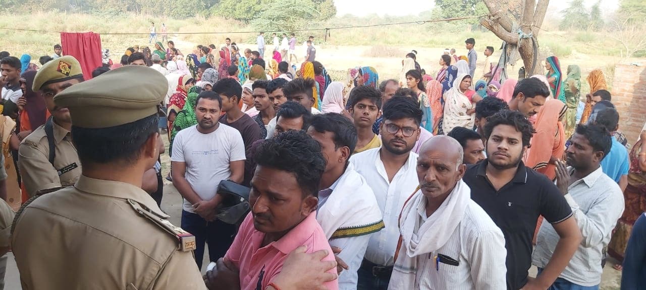 प्रयागराज हत्याकांड: सपा और TMC ने कानून व्यवस्था पर उठाए सवाल, खुलासा करने वाले को 25 हजार का इनाम