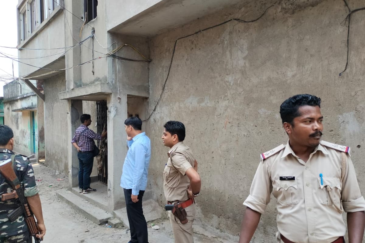झारखंड: फरार गैंगस्टर प्रिंस खान के घर कुर्की-जब्ती, एरिया सील, काफी संख्या में पुलिस तैनात झारखंड: फरार गैंगस्टर प्रिंस खान के घर कुर्की-जब्ती, एरिया सील, काफी संख्या में पुलिस तैनात