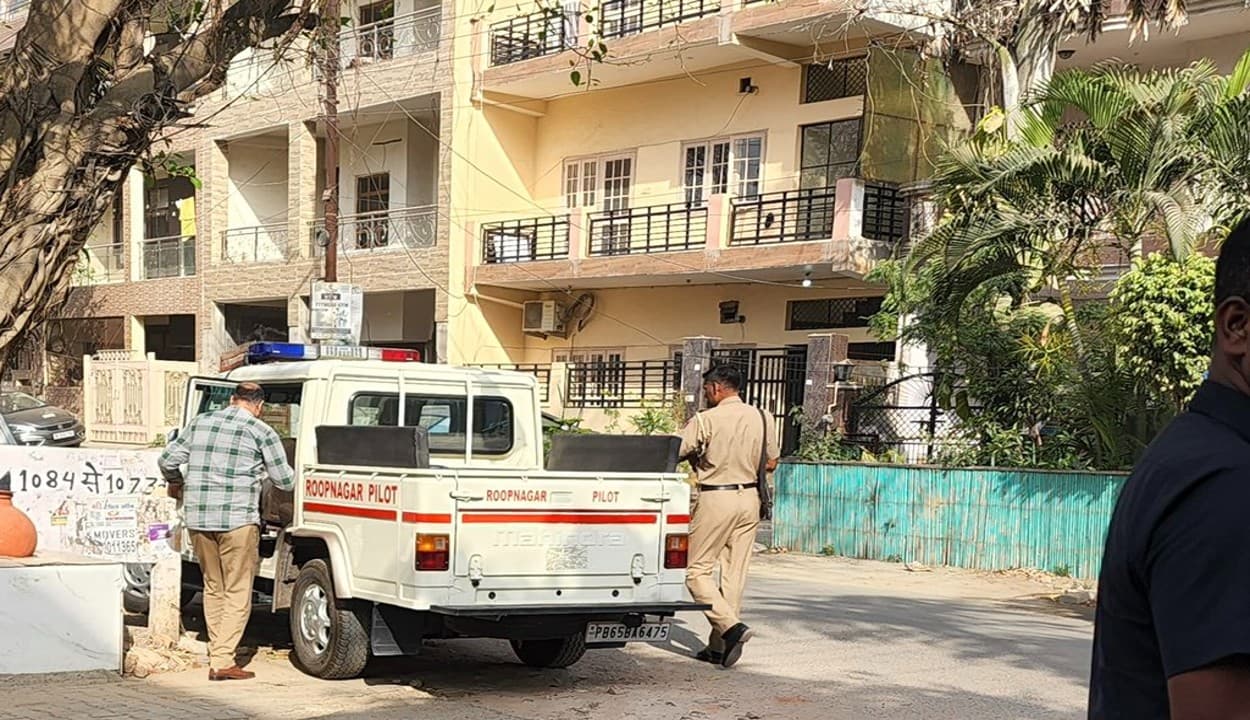 कुमार विश्वास के घर पहुंची पंजाब पुलिस, बिफरे कवि ने मान को दी चेतावनी- ‘तुम्हें भी धोखा देगा केजरीवाल’