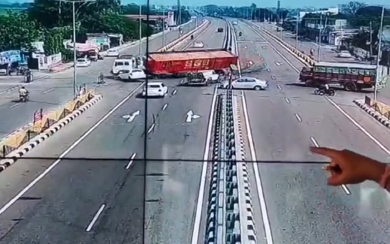 Punjab Road Accident: तेज रफ्तार ट्रेलर की चपेट में आयी कार, एक ही परिवार के 3 लोगों की मौत, VIDEO