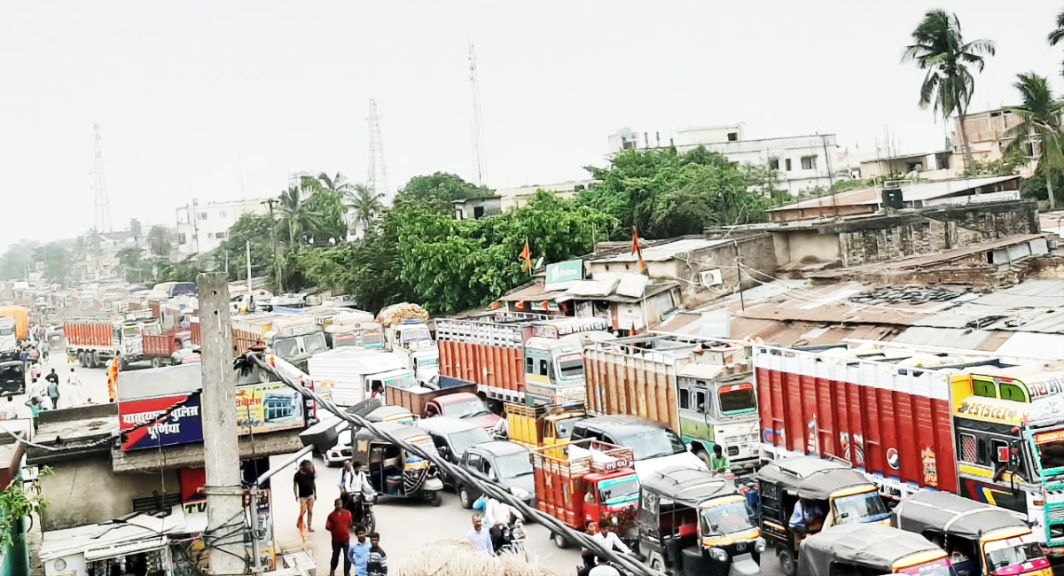 Purnea: गुलाबबाग में लगा दो किमी लंबा जाम, तीन घंटों तक फंसे रहे स्कूली बच्चे और एंबुलेन्स