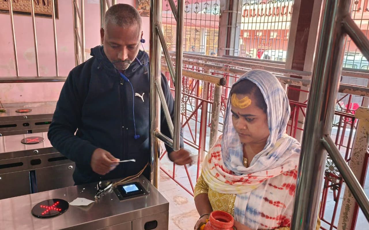 देवघर : शीघ्रदर्शनम गेट में एक कूपन से कराता था दो लोगों की इंट्री, पॉकेट और जांघिया में रखे 16 कार्ड बरामद