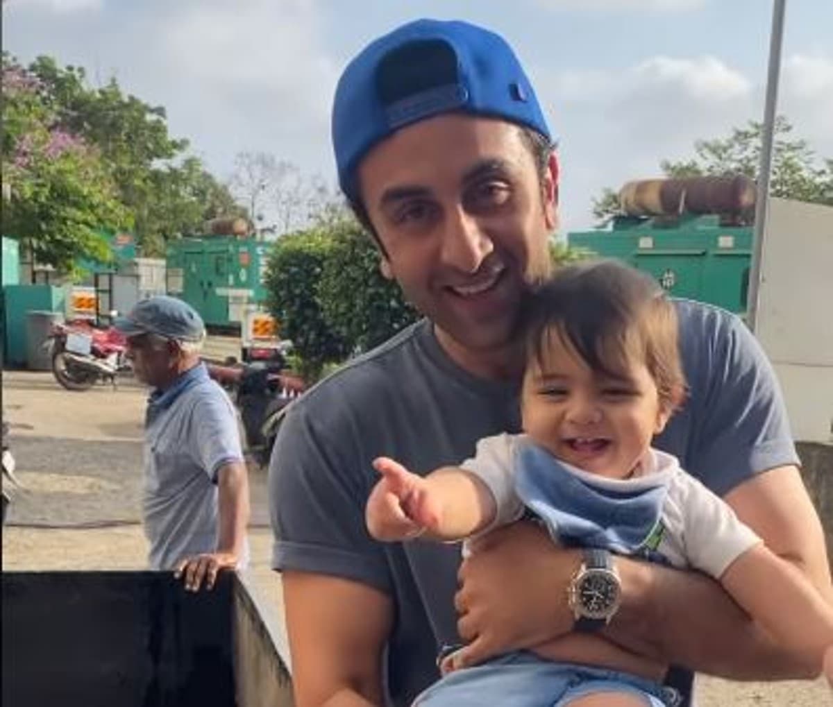 Ranbir kapoor With Baby: आलिया भट्ट को छोड़कर रणबीर कपूर ने इन्हें किया किस, देखें वायरल वीडियो