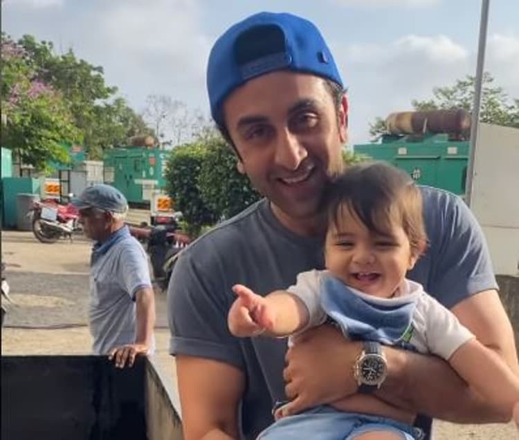 Ranbir kapoor With Baby: आलिया भट्ट को छोड़कर रणबीर कपूर ने इन्हें किया किस, देखें वायरल वीडियो