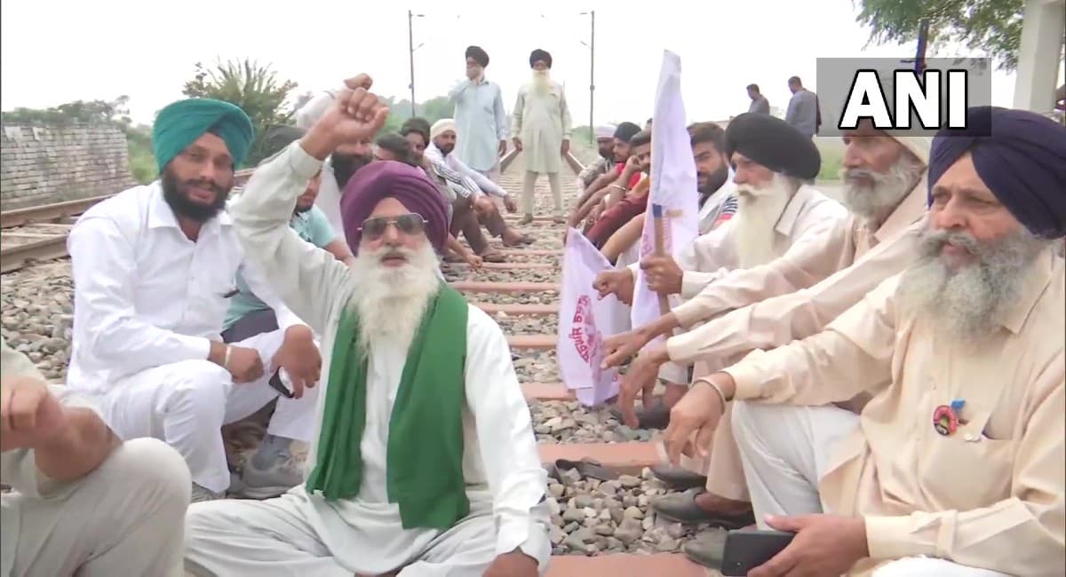 Rail Roko Andolan: किसानों का रेल रोको आंदोलन जारी,रेलवे ट्रैक पर बैठे प्रदर्शनकारी, राकेश टिकैत ने कही ये बात