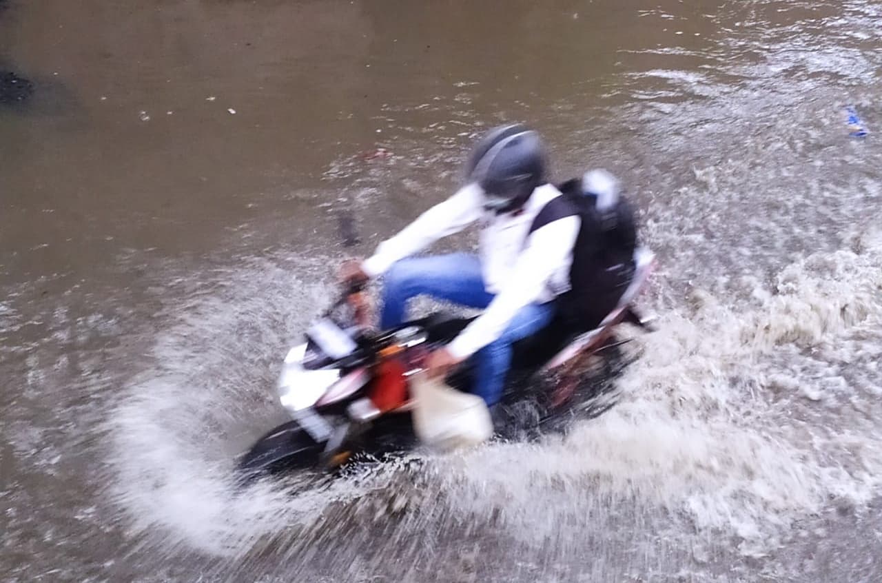 दो साल में भी नहीं बना चतरा स्थित नगीनदाहा नदी पर पुल, बारिश में डायवर्सन की स्थिति हो जाती है दयनीय