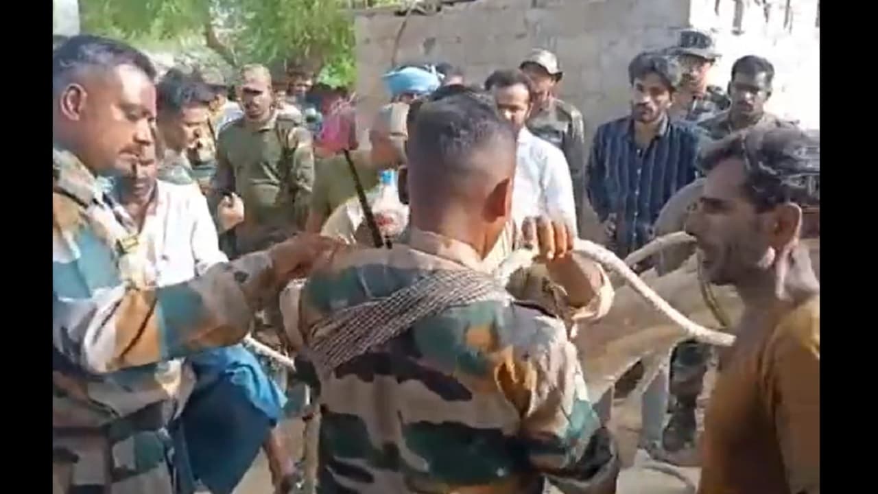 Rajasthan: बाड़मेर में मौत को मात देकर 10 घंटे बाद कुएं में फंसा युवक सुरक्षित आया बाहर Rajasthan: बाड़मेर में मौत को मात देकर 10 घंटे बाद कुएं में फंसा युवक सुरक्षित आया बाहर