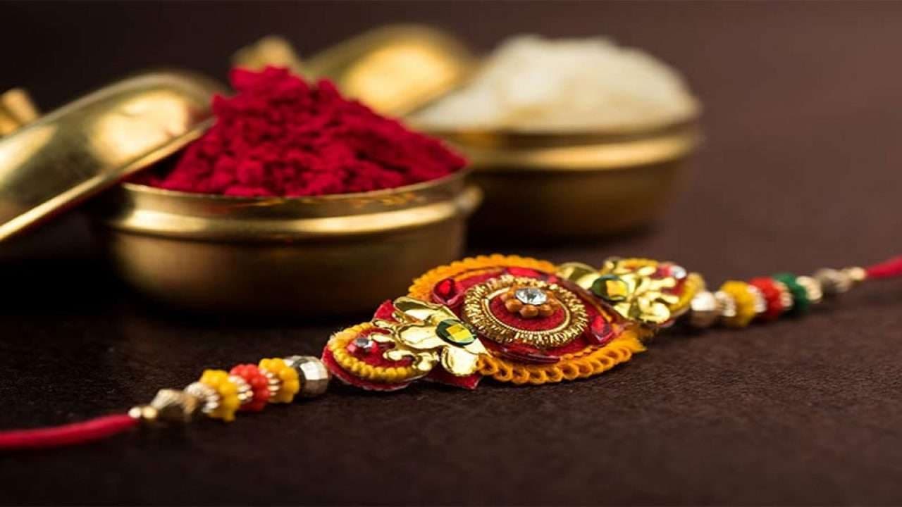Raksha Bandhan 2021: रक्षा बंधन पर बन रहा खास योग, भाई को राखी बांधने के लिए 12 घंटे हैं शुभ