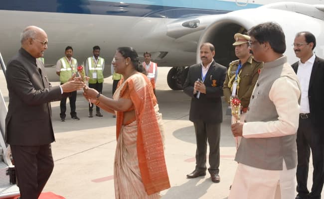 राष्ट्रपति रामनाथ कोविंद दो दिन की यात्रा पर झारखंड पहुंचे, एयरपोर्ट पर मुख्यमंत्री-मेयर ने किया स्वागत