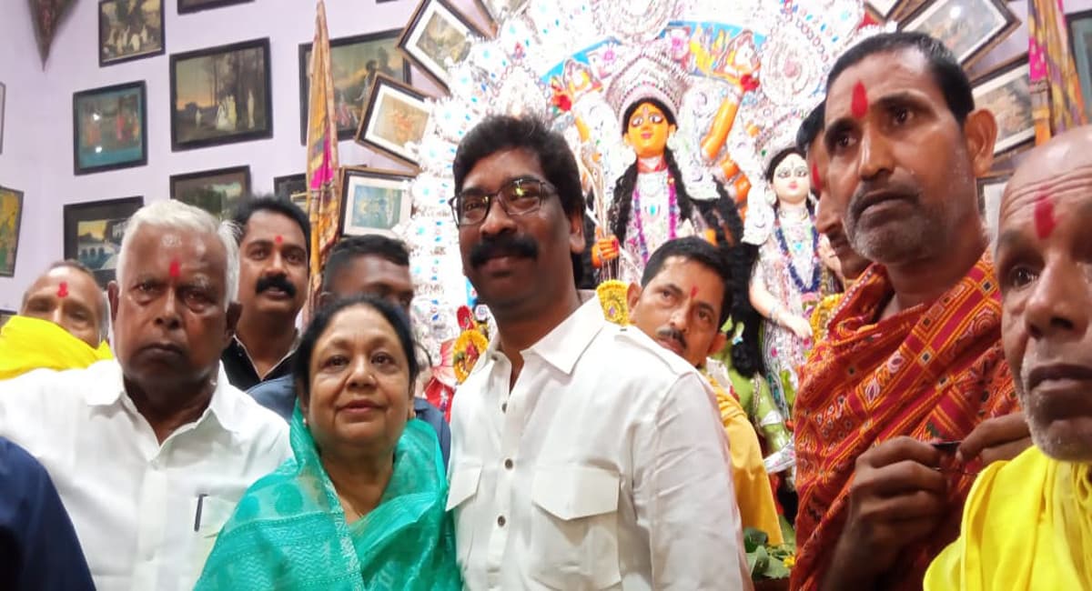मां दुर्गा से आशीर्वाद लेने रांची के रातू किला पहुंचे CM हेमंत सोरेन, विजयादशमी पर राज्यवासियों को दी बधाई मां दुर्गा से आशीर्वाद लेने रांची के रातू किला पहुंचे CM हेमंत सोरेन, विजयादशमी पर राज्यवासियों को दी बधाई