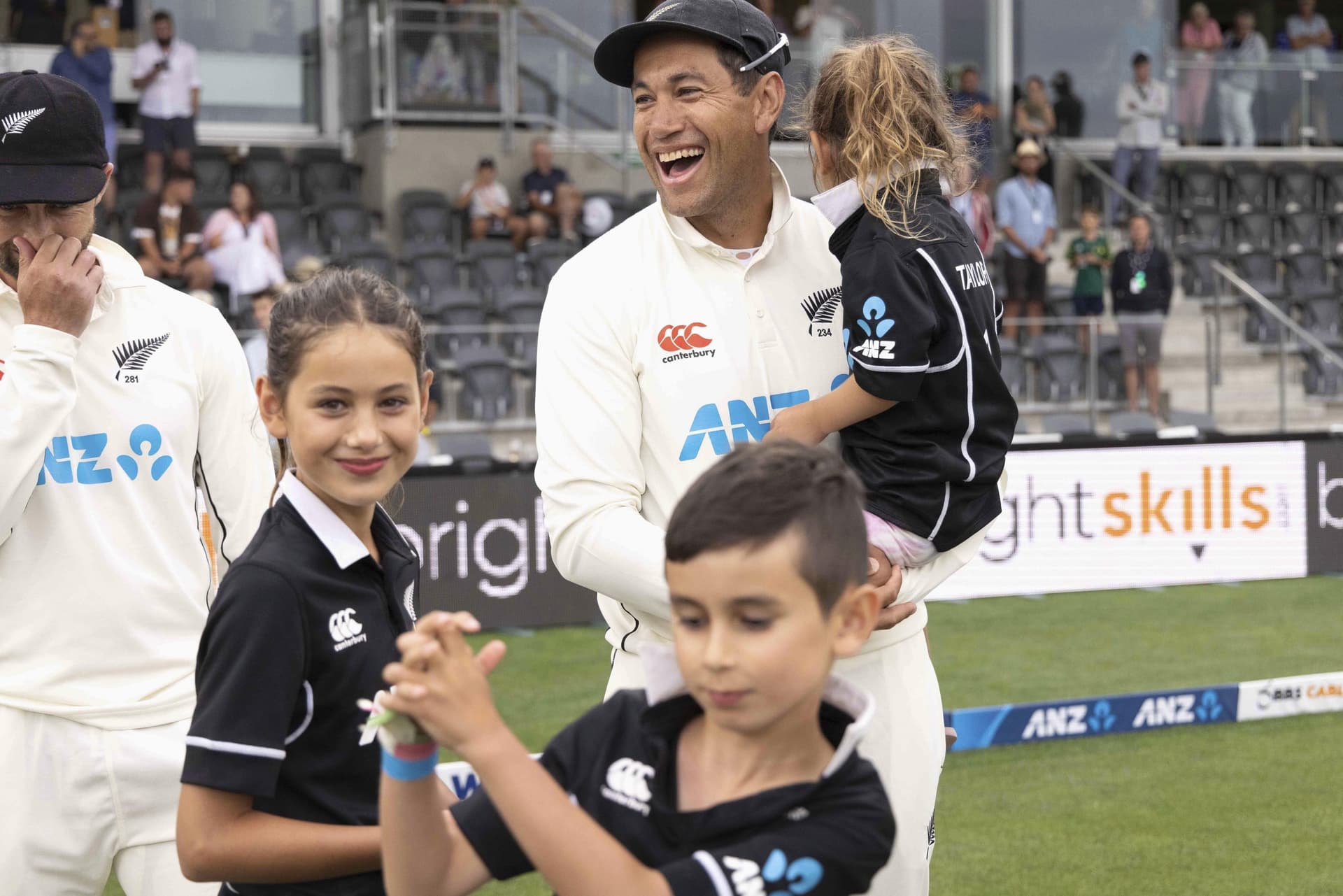 NZ vs BAN: रॉस टेलर को न्यूजीलैंड ने दी जीत के साथ विदाई, बांग्लादेशी खिलाड़ियों ने भी दिया गार्ड ऑफ ऑनर