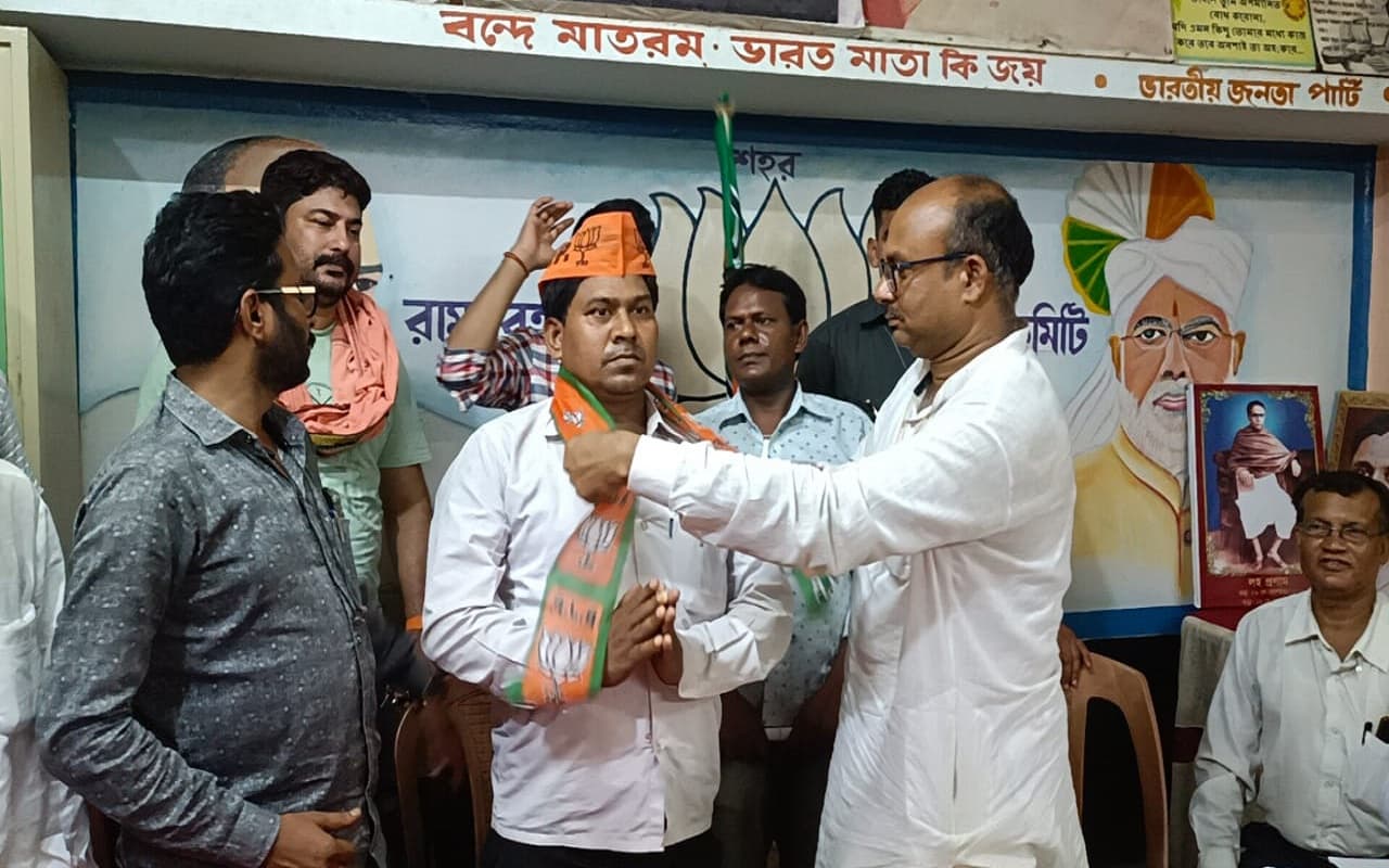 पश्चिम बंगाल: BJP में शामिल हुए TMC के बोलपुर सांसद असित माल के भतीजे रूपेश माल, इस वजह से थे नाराज
