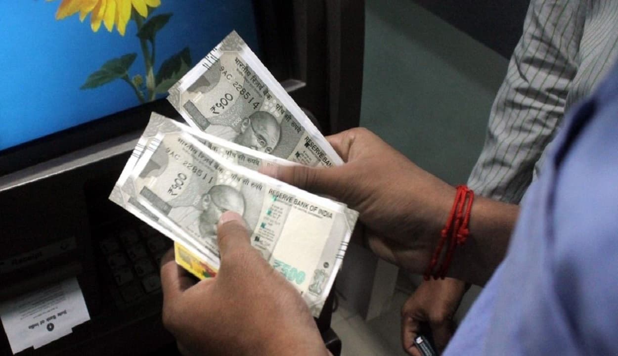 SBI के एटीएम से जा रहे हैं पैसा निकालने तो हो जाएं सावधान, एक चूक पड़ सकती है भारी