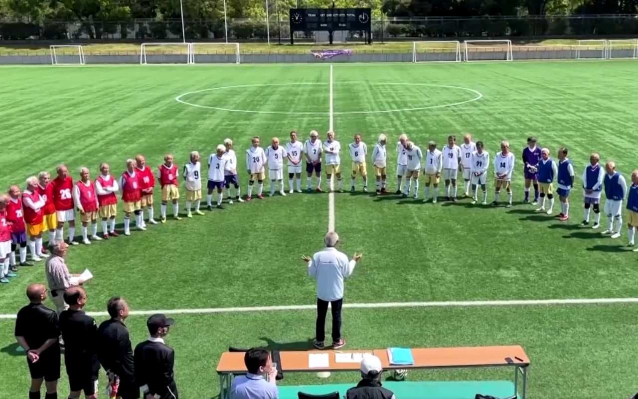 जापान में बुजुर्ग फुटबॉलरों का जोश, 80 साल की उम्र में भी मैदान पर दिखा रहे हैं दम