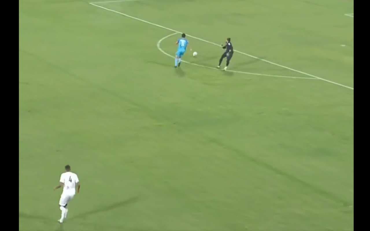 SAFF Championship: पाकिस्तानी गोलकीपर ने की एक छोटी सी गलती और सुनील छेत्री ने जड़ दिया गोल, देखें VIDEO