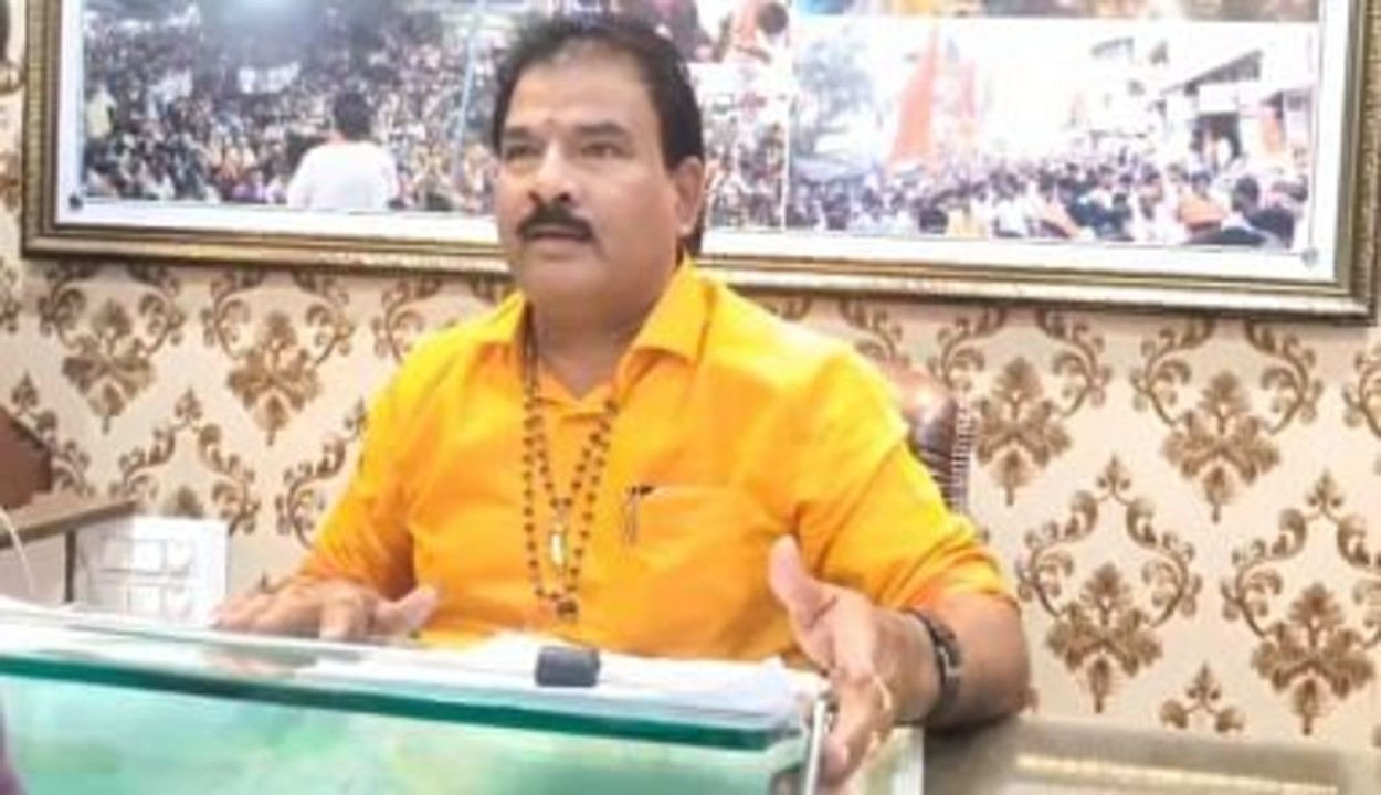 शिवसेना विधायक ने पूर्व मुख्यमंत्री देवेंद्र पर किया हमला, बोले – ‘मुझे कोरोना वायरस मिलता, तो फडणवीस के मुंह में डाल देता’