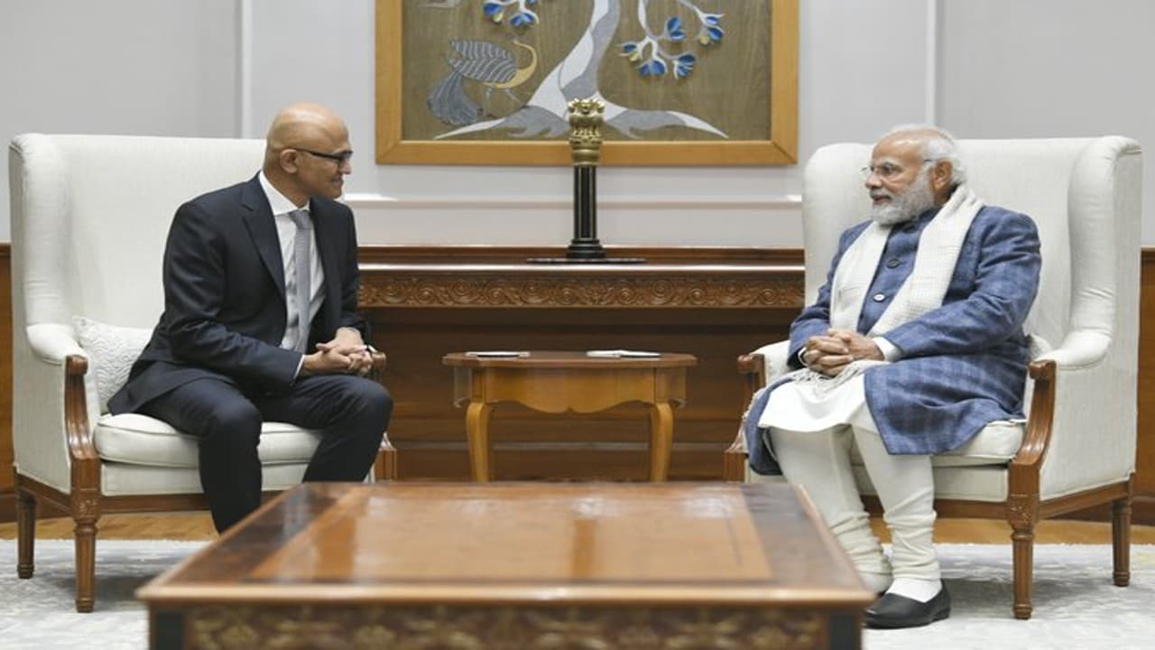 माइक्रोसॉफ्ट के सीईओ सत्या नडेला ने पीएम मोदी से की मुलाकात, डिजिटल इंडिया में मदद का वादा किया माइक्रोसॉफ्ट के सीईओ सत्या नडेला ने पीएम मोदी से की मुलाकात, डिजिटल इंडिया में मदद का वादा किया