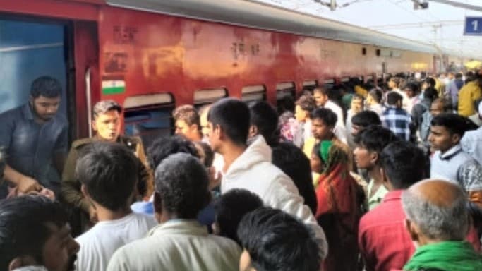 UP News: बरेली जंक्शन पर अवध असम एक्सप्रेस में लगी आग, ट्रेन से कूदे पैसेंजर, जानें पूरा मामला