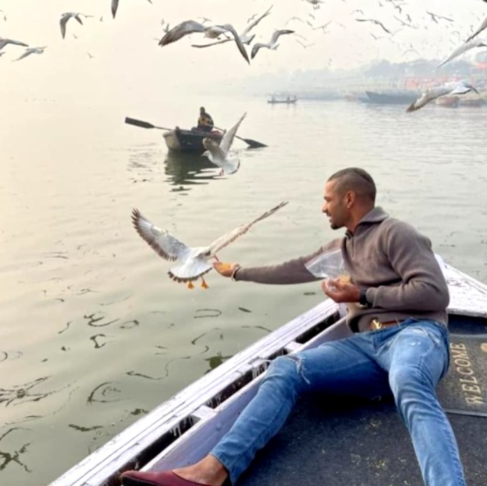 बनारस के घाट पर पक्षियों को दाना खिलाकर फंसे शिखर धवन, आप भूलकर भी न करें यह काम