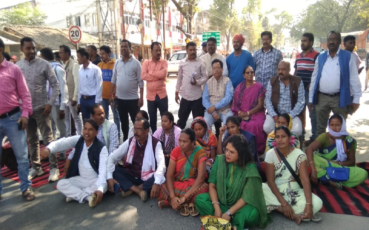 सिमडेगा में नाबालिग की हत्या के विरोध में भाजपाइयों ने किया रोड जाम, एनएच 143 पर वाहनों की लगी कतार