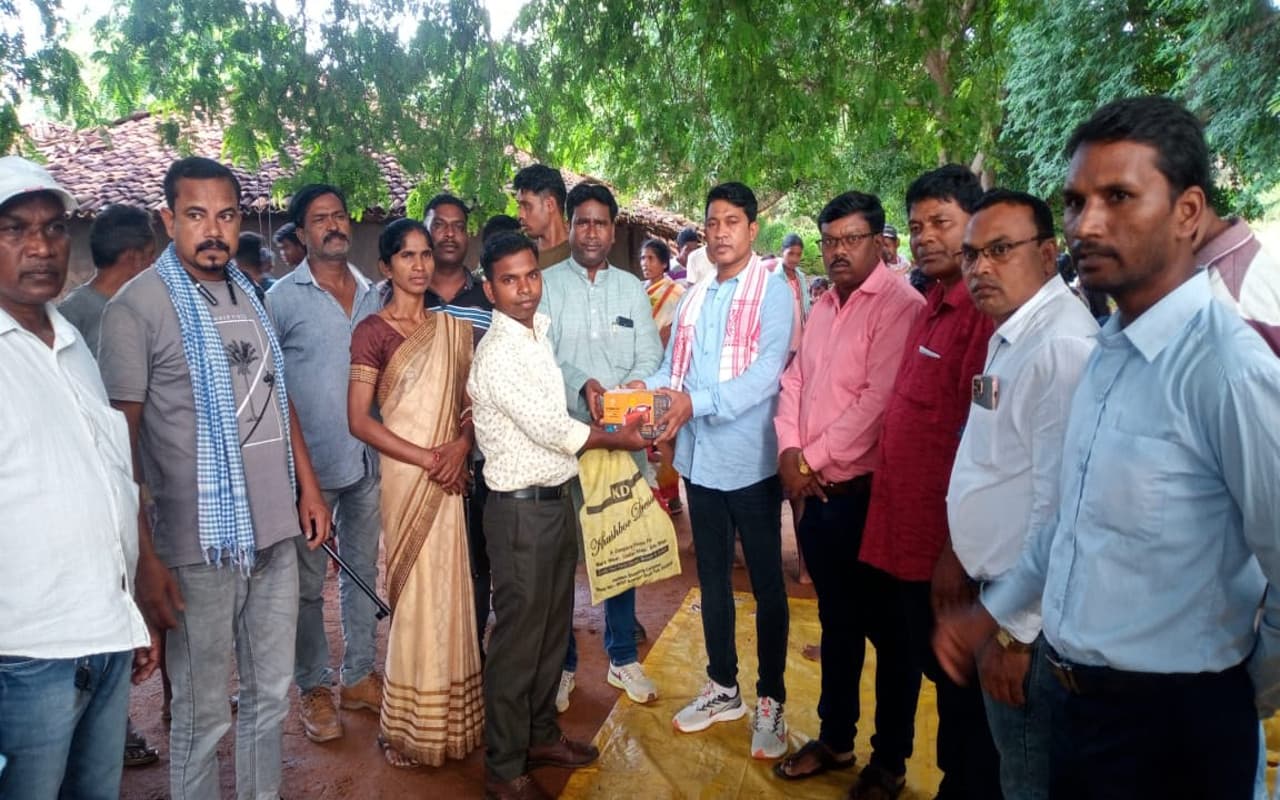 Jharkhand News: हाथियों की चपेट में आने से बाल-बाल बचे सिमडेगा विधायक भूषण बाड़ा,वन विभाग पर जतायी नाराजगी