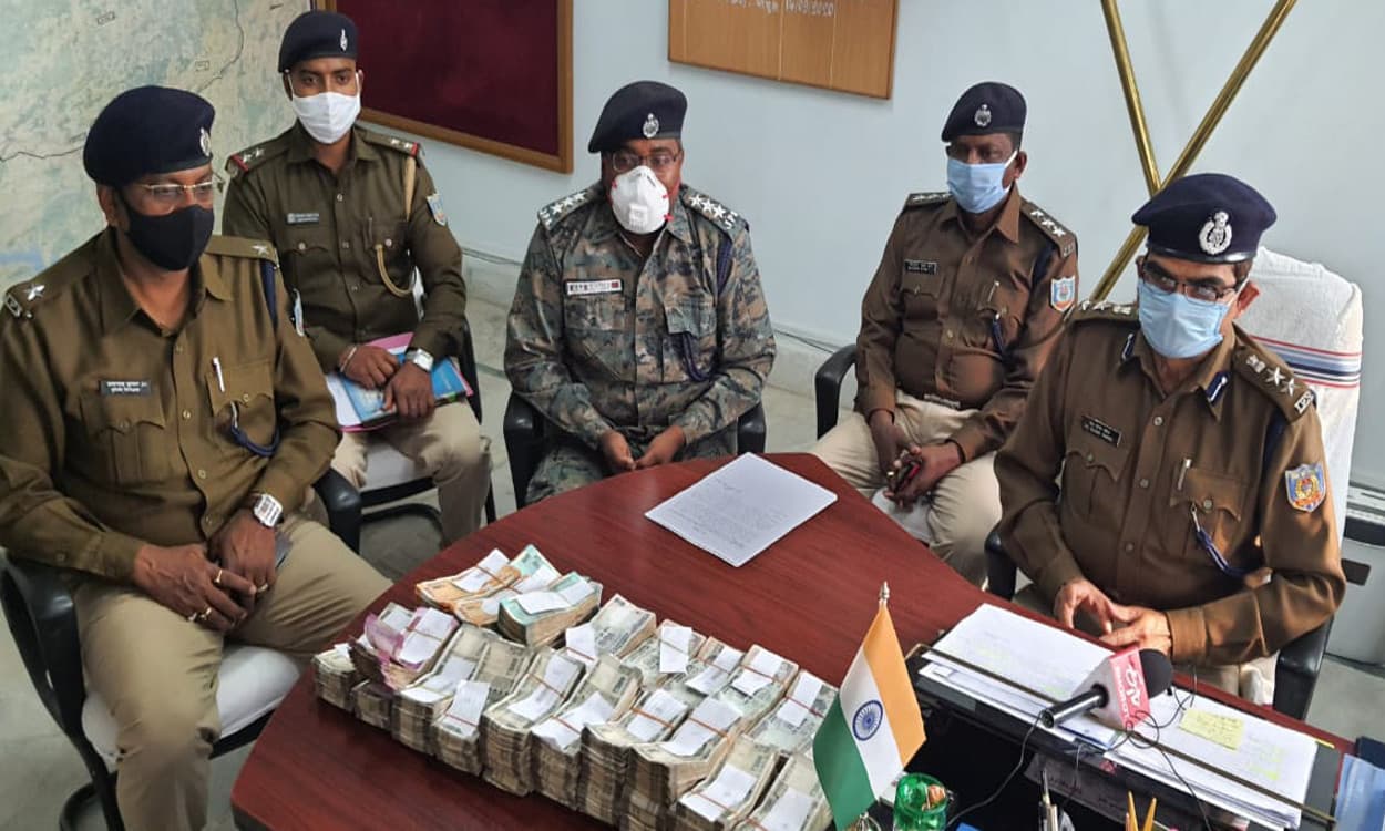 बिहार के नालंदा में छापेमारी कर गबन के साढ़े 21 लाख रुपये बरामद, सिमडेगा की पुलिस को चकमा देकर फरार हुआ आरोपी