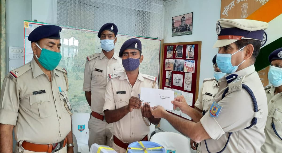 Jharkhand Crime News: सिमडेगा में इंटर स्टेट जेवर तस्कर गिरफ्तार, 25 लाख कीमत के चांदी का आभूषण बरामद